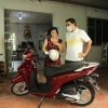 Quyền Linh đi dép tổ ong, tặng xe máy cho nữ hộ sinh tham gia chống dịch