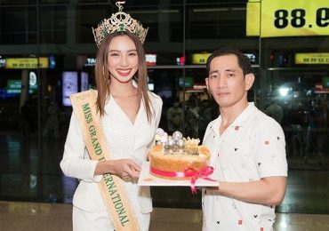Bố ruột Hoa hậu Thùy Tiên mang bánh bông lan ra đón con gái ngày trở về