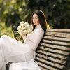 Hoa hậu Khánh Vân thướt tha bên tà áo dài trắng