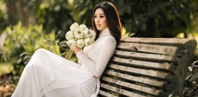Hoa hậu Khánh Vân thướt tha bên tà áo dài trắng