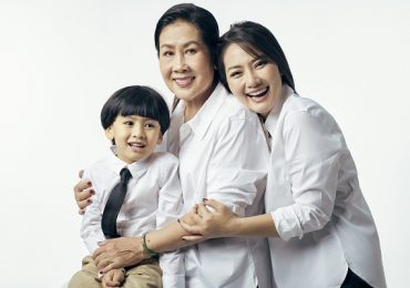 Nụ cười ấm áp của Ngọc Lan khi chụp ảnh cùng mẹ và con trai