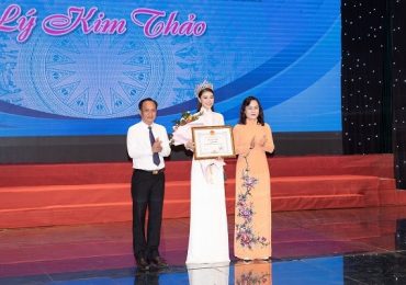 Hoa hậu Lý Kim Thảo trao học bổng cho học sinh nghèo tỉnh Bạc Liêu