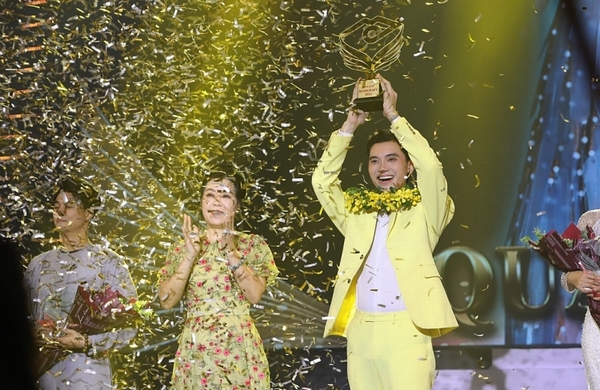 Neon Trần Trung Thuận bứt phá mọi giới hạn ẵm trọn danh hiệu ‘Én vàng nghệ sĩ 2022’