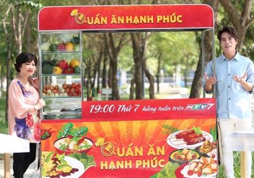 Phi Phụng cùng Võ Tấn Phát vừa làm chủ, vừa làm nhân viên tại ‘Quán ăn hạnh phúc’ mùa 3