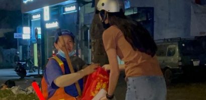Khánh Vân và FC đi xe máy, tặng quà cho người lao động dịp Tết 2023