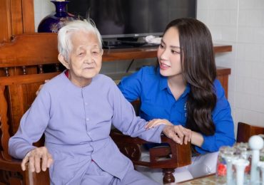 Hoa hậu Mai Phương thăm bà mẹ Việt Nam anh hùng
