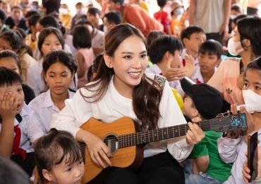 Hoa hậu Mai Phương đàn hát cho trẻ em miền núi