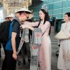 Hoa hậu Thanh Thủy diện áo dài nền nã đón đoàn du lịch Nhật Bản