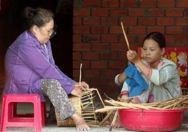 Thần tài gõ cửa: Người mẹ khiếm khuyết nghị lực suốt 10 năm ròng rã đan lát nuôi con