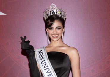 Miss Universe India 2024 dự thảm đỏ Hoa hậu Quốc gia Việt Nam 2024