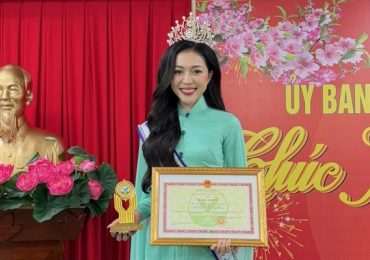 Hoa hậu Kiều Duy nhận bằng khen từ lãnh đạo tỉnh Vĩnh Long