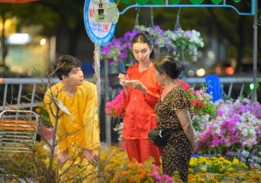 Hoa hậu Thuỳ Tiên cùng Quang Trung bán hoa ngày Tết