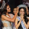 Hoa hậu Ketut Permata Juliastrid trao vương miện cho tân Miss Cosmo India