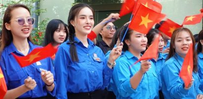 Dàn Hoa Á hậu xúc động tham gia lễ chào cờ ‘Tôi yêu Tổ quốc tôi’