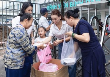 Trà Ngọc Hằng và con gái Sophia đi từ thiện
