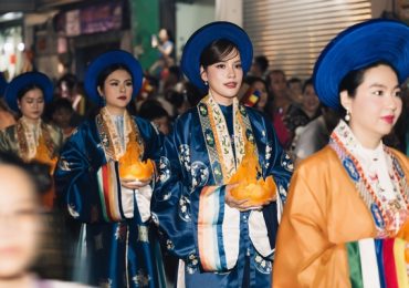 Lê Hoàng Phương, Tiểu Vy, Khánh Linh diện áo dài Nhật Bình tại lễ rước Phật Vesak 2025