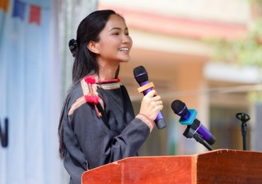 H’Hen Niê diện trang phục Ê đê, khánh thành thư viện tại Đắk Lắk