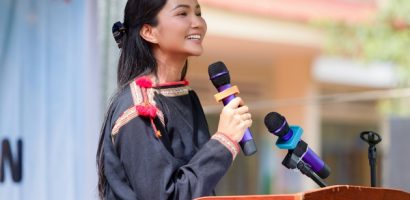 H’Hen Niê diện trang phục Ê đê, khánh thành thư viện tại Đắk Lắk