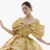Hoa hậu Lương Thuỳ Linh mặc váy bánh xèo khổng lồ