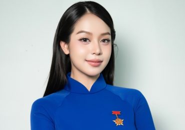 Hoa hậu Thanh Thuỷ nhận Huy hiệu thanh niên tiên tiến làm theo lời Bác